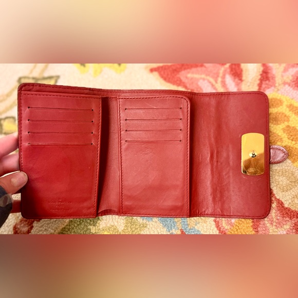 LOUIS VUITTON Suhali Portefeuille Le Favori Compact Trifold Wallet In Red Suhali - Picture 14 of 16